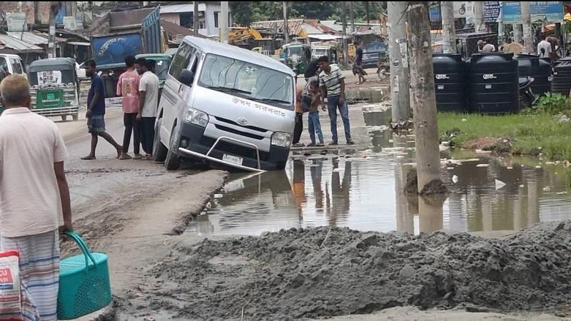 চৌমুহনী-লক্ষ্মীপুর সড়কে চার লেনের কাজে দুর্ঘটনার ঝুঁকি
